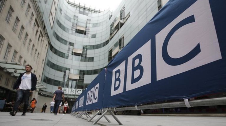 Ανδρες παρουσιαστές του BBC έκοψαν μόνοι τους τον μισθό τους