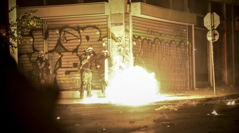 Μολότοφ κατά των ΜΑΤ στο Πολυτεχνείο