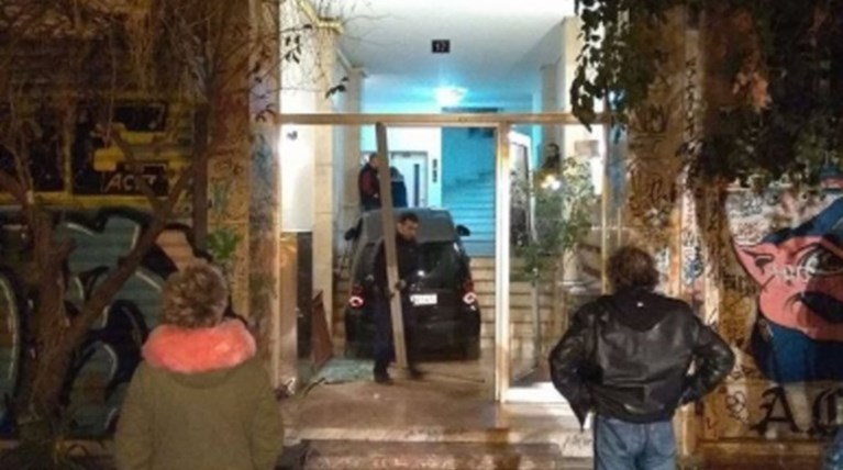 Τι λέει η ΕΛΑΣ για το ΙΧ που... ανέβηκε σκαλιά πολυκατοικίας