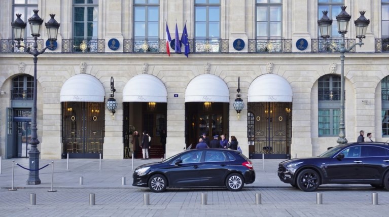 Το ξενοδοχείο Ritz πουλάει σε δημοπρασία 3.500 έπιπλα έργα τέχνης