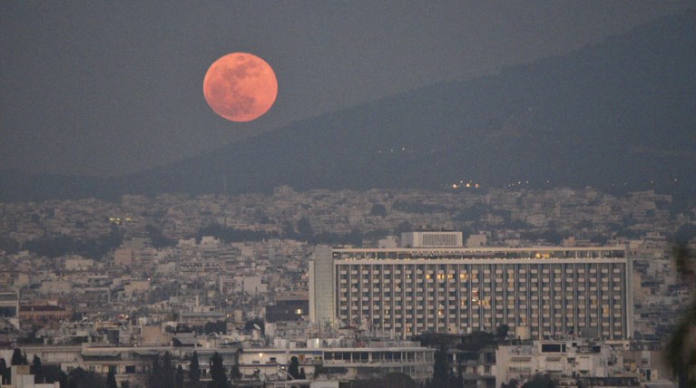 Το απόκοσμο «μπλε φεγγάρι» φωτίζει και την Αθήνα, εντυπωσιακές φωτό