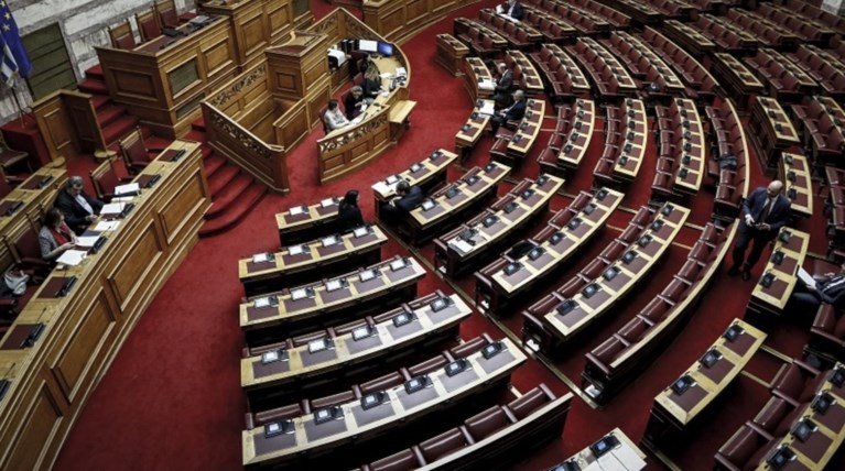 Εμπρηστικό κλίμα και καυγάς στη Βουλή για το Σκοπιανό