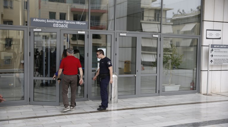 Ξεκίνησε η δίκη για την υπόθεση υπεξαίρεσης από την ΜΚΟ «Αλληλεγγύη»