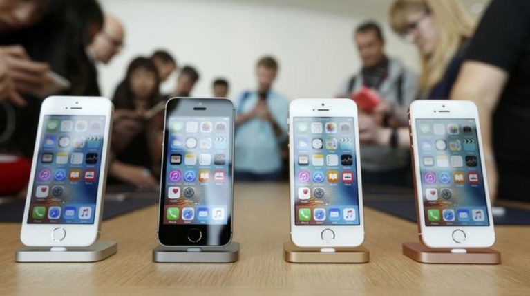 H Apple πουλάει λιγότερα iPhone αλλά τα κέρδη της αυξάνονται