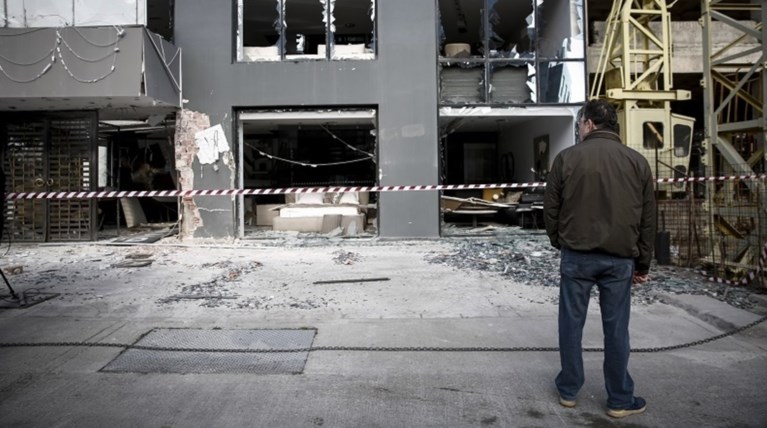 Εκρηξη σε κατάστημα στο Μαρούσι: Η ΕΛΑΣ «βλέπει» συμβόλαιο εκφοβισμού