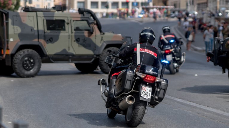 Ανδρας άνοιξε πυρ μέσα από το αυτοκίνητό του στην Ιταλία: 4 τραυματίες