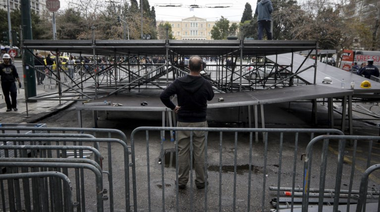 Με πλάτη στη Βουλή στήνεται η εξέδρα για το συλλαλητήριο φωτό