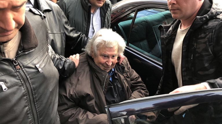 Στο Σύνταγμα ο Μίκης Θεοδωράκης εν μέσω χειροκροτημάτων