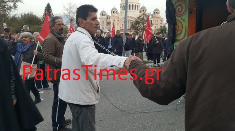 Αλυσοδέθηκαν στην πορεία για τον Τσίπρα στην Πάτρα Εικόνες και Βίντεο