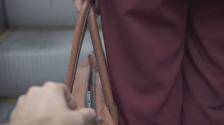 Ανήλικες έκλεβαν πορτοφόλια από πελάτες εμπορικού κέντρου