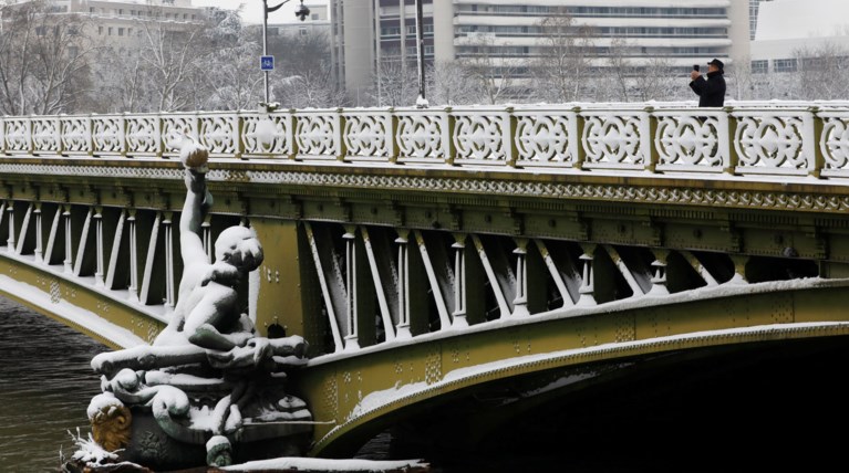 Πάγωσε το Παρίσι:χιλιάδες εγκλωβισμένοι σε σταθμούς-αεροδρόμια