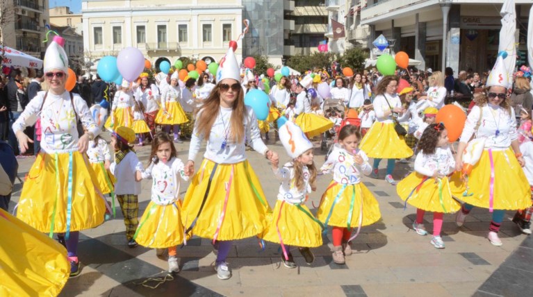 Στους δρόμους της Πάτρας 13.000 μικροί καρναβαλιστές