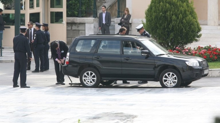 Πήγαν να μπουν στη Βουλή και κατέληξαν στην... εισαγγελία