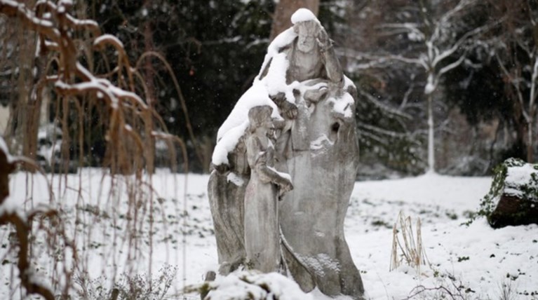 Παραμένει ο χιονιάς και τα προβλήματα στη Γαλλία