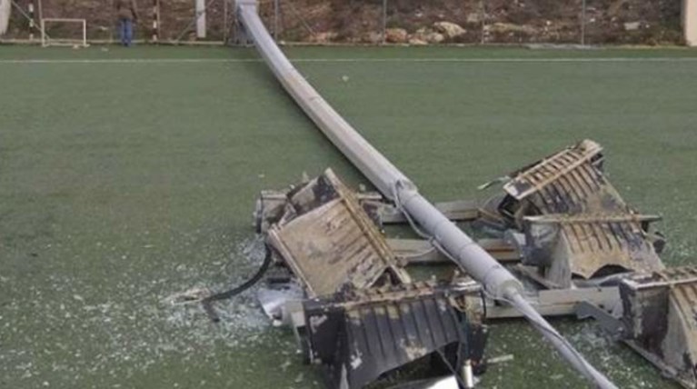 Παραλίγο τραγωδία στη Σταμάτα -Επεσε πυλώνας φωτισμού στο γήπεδο