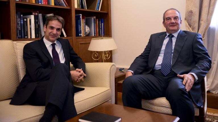 H διαγραφή Αντώναρου και ο "εμφύλιος" στην αυλή του Καραμανλή