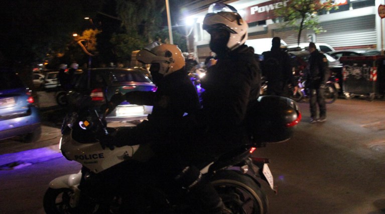 Eπίθεση με γκαζάκια σε επιχείρηση στου Ψυρρή