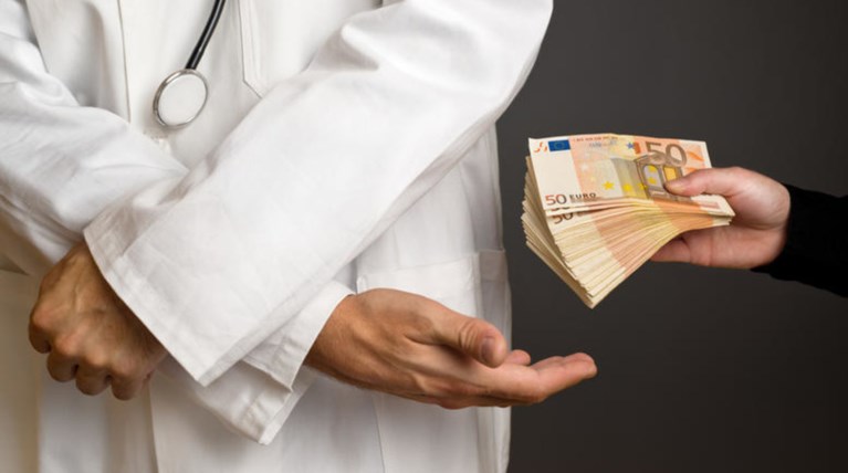 Μυτιλήνη: Ποινή φυλάκισης ενός έτους σε γιατρό που ζήτησε φακελάκι