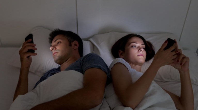 Έρευνα: Ένας στους δύο Έλληνες ξαπλώνει με το κινητό... αγκαλιά