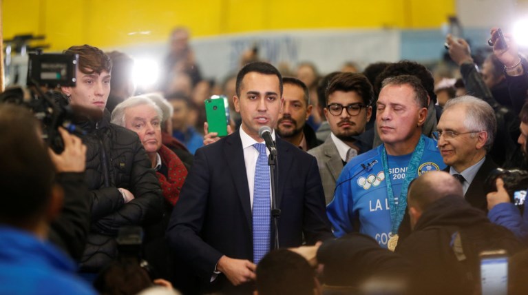 Τα Πέντε Αστέρια έχουν πρόβλημα:Απείθαρχοι βουλευτές & τρύπα 1 εκατ. ευρώ