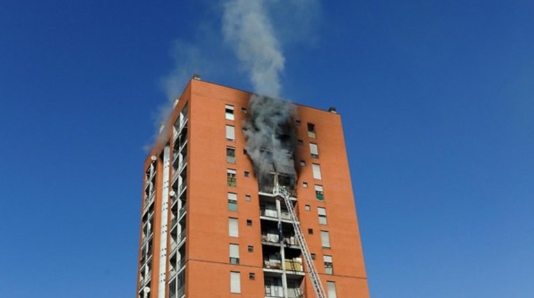 Πυρκαγιά στον 10o όροφο πολυκατοικίας στο Μιλάνo: 7 άνθρωποι στο νοσοκομείο