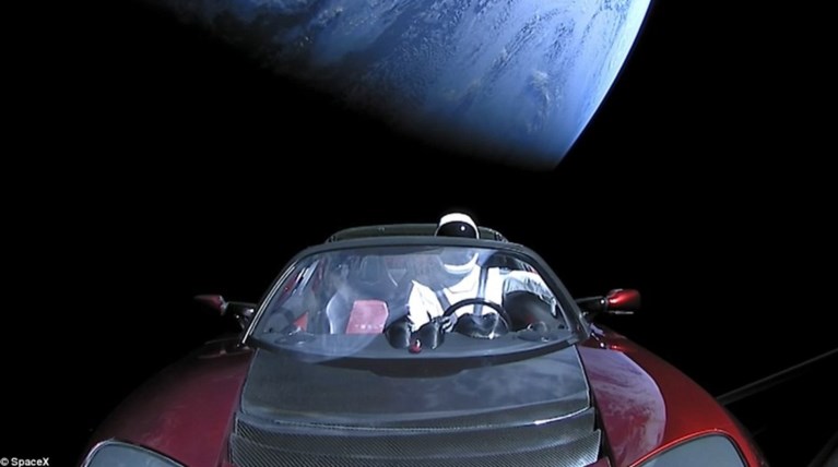 Το Tesla του Έλον Μασκ είναι πιθανόν να πέσει στη Γη -Πότε και τι θα συμβεί