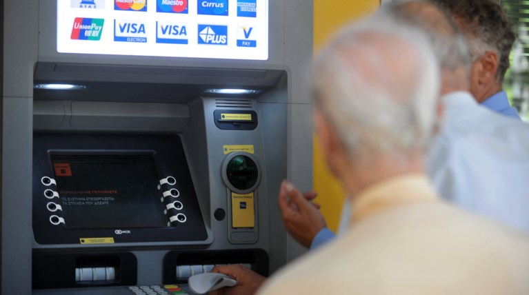 Xαλαρώνουν τα capital controls, νέο όριο στις αναλήψεις