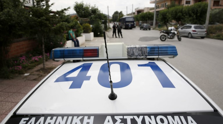 Ρομά έκαναν γυαλιά-καρφιά δύο περιπολικά στο Μενίδι