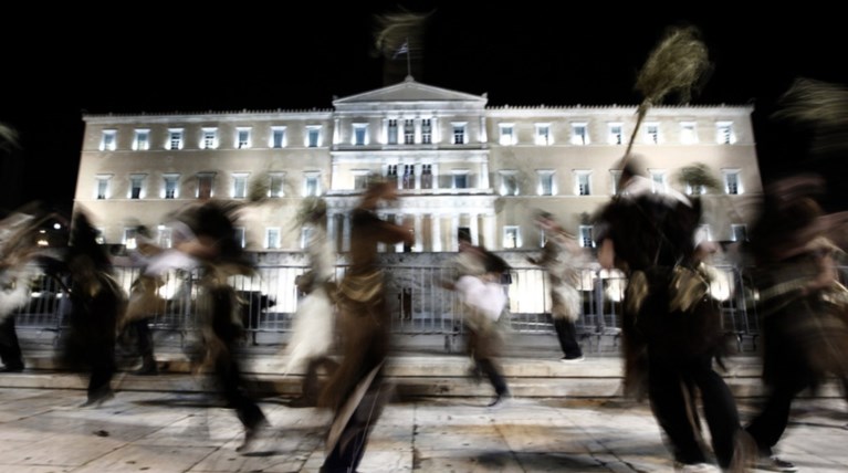 Με προβιές, κουδούνια …αθυρόστομη γλώσσα & καυτή σάτιρα στην Αθήνα