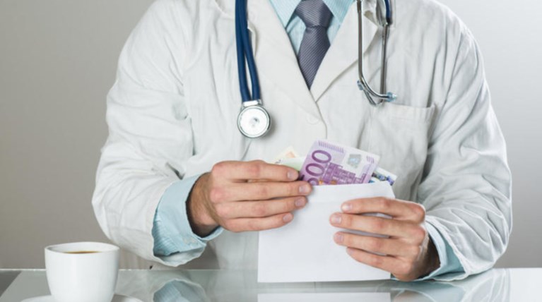 Συνελήφθη γιατρός δημόσιου νοσοκομείου για φακελάκι