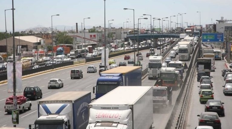 Kυκλοφοριακό χάος στον Κηφισό, καραμπόλα τεσσάρων ΙΧ