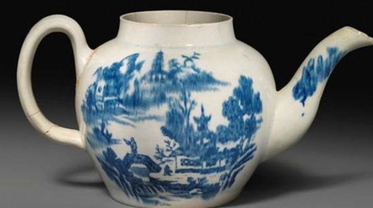 Αγόρασε μια σπασμένη τσαγέρα 15 λίρες και την πούλησε μισό εκατομμύριο