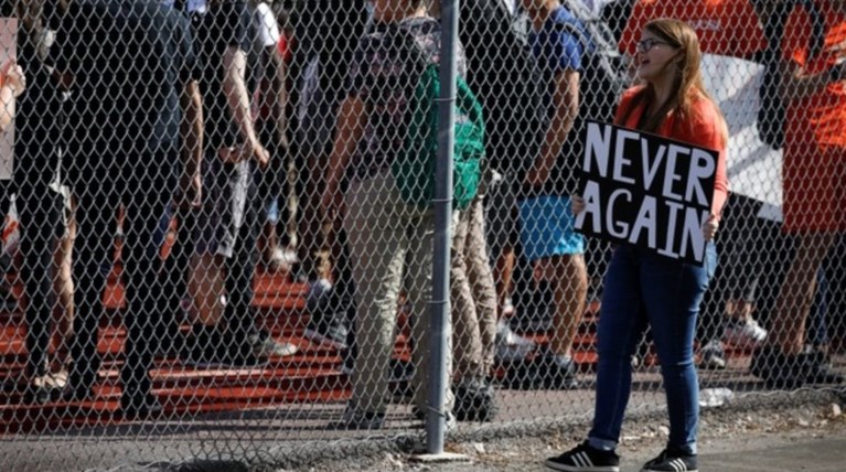 Μακελειό στη Φλώριντα: Διαδήλωση από μαθητές για την οπλοκατοχή