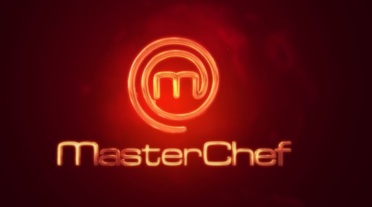 «Ελουσαν» με αλεύρι πρώην παίκτη του Master Chef - Δείτε το βίντεο