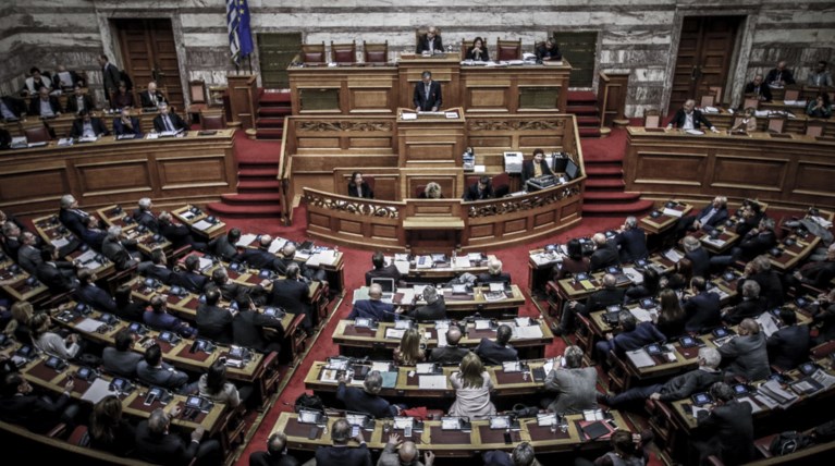 Αναλυτές: «Σε κατάσταση πολέμου το ελληνικό πολιτικό σύστημα»