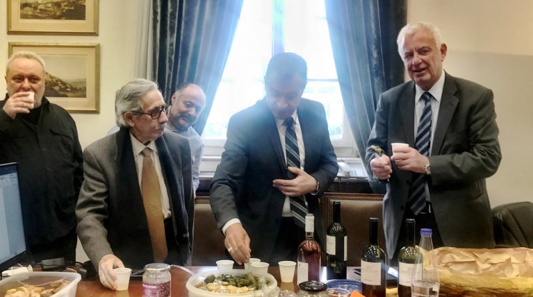 Πικραμένος: Τα φιλέματα του Σταύρου και το παρασκήνιο μια δύσκολης μέρας