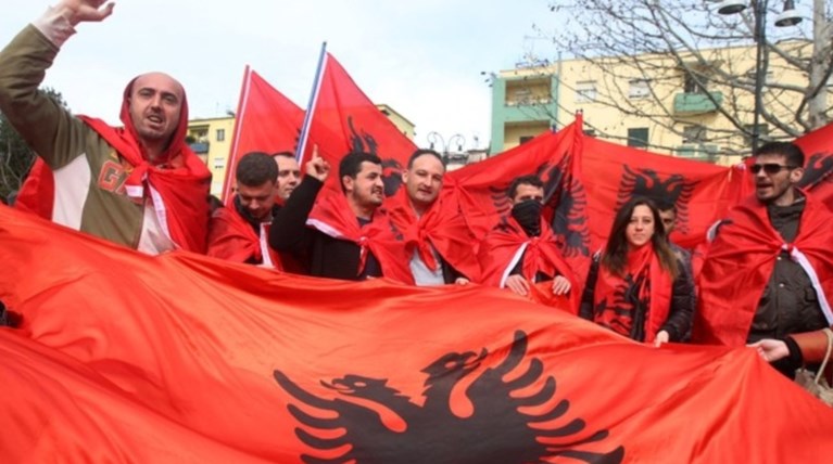 Προκλητική συγκέντρωση Τσάμηδων στην ελληνική πρεσβεία στα Τίρανα