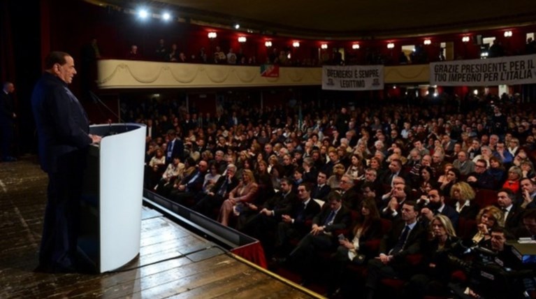 Πώς καταφέρνει και παραμένει υπολογίσιμη δύναμη ο Μπερλουσκόνι