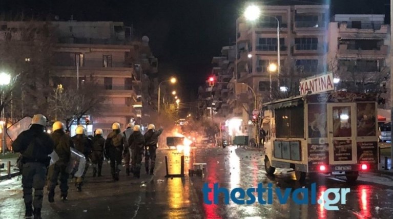 Επεισόδια έξω από την Τούμπα - Μία προσαγωγή οπαδού Βίντεο