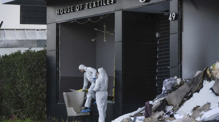 Ισχυρή έκρηξη σε κατάστημα λευκών ειδών στη Βουλιαγμένης