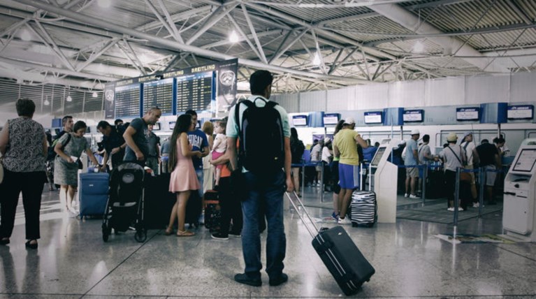 Οσοι θέλουν να μεταναστεύσουν θα πρέπει να περάσουν πρώτα από την Εφορία