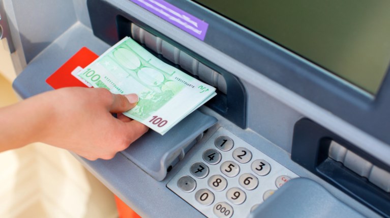 Αλλαγές στα capital controls: Νέο όριο ανάληψης τα 2.300 ευρώ μηνιαίως