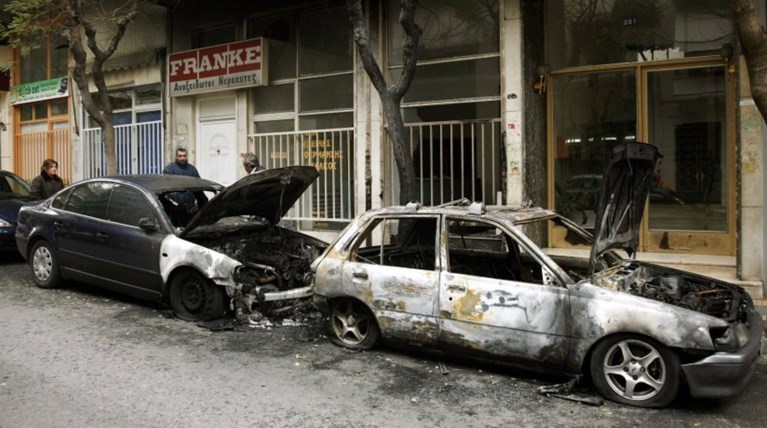 Μπαράζ εμπρησμών αυτοκινήτων τη νύχτα στην Αθήνα