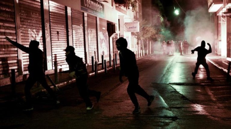 Nέες καταδρομικές επιθέσεις αναρχικών - Αγρια κόντρα Τόσκα - αστυνομικών
