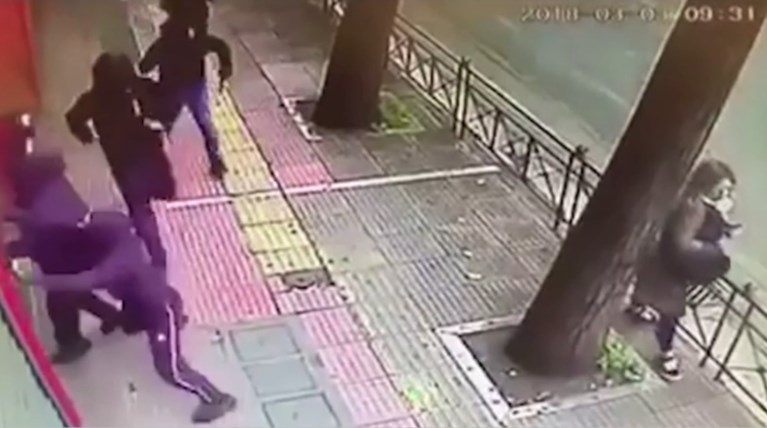 Το βίντεο της επίθεσης των κουκουλοφόρων στην Πατησίων