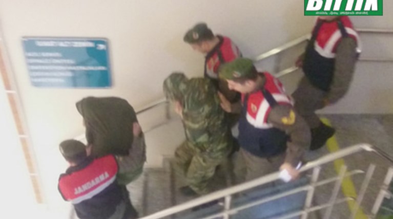 Τουρκία: Οι πρώτες εικόνες από τη μεταφορά των 2 ελλήνων στο δικαστήριο