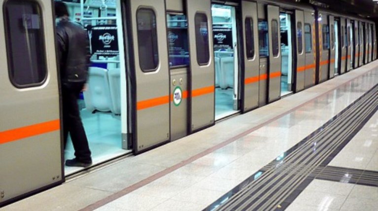 Νεκρός ο ηλικιωμένος που έπεσε στις ράγες του μετρό στη Δάφνη