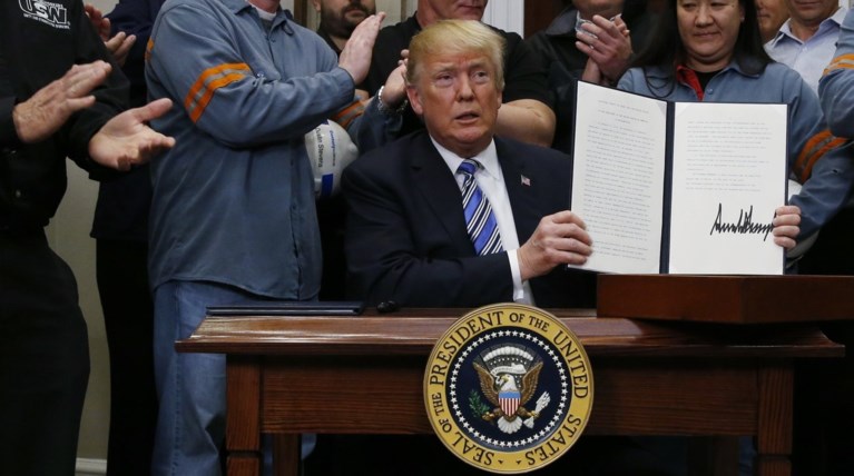 ΗΠΑ:Και με την προεδρική βούλα...δασμοί σε χάλυβα κι αλουμίνιο