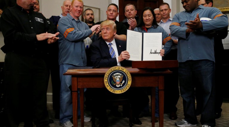 Θύελλα από την ανακοίνωση Τραμπ: Δασμοί σε χάλυβα & αλουμίνιο