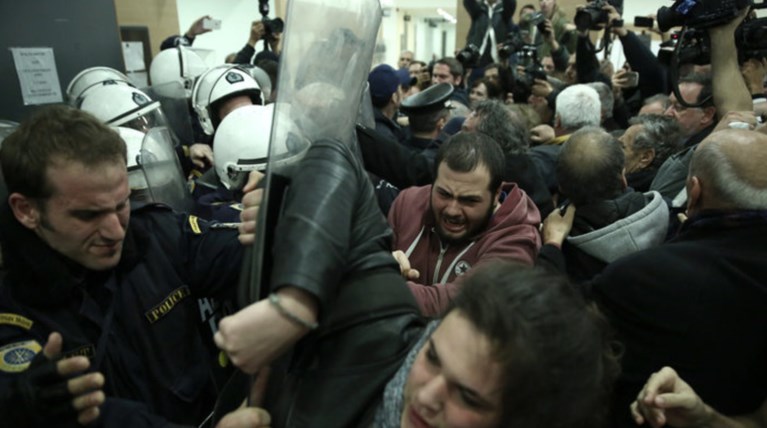 Στη Δικαιοσύνη οι αστυνομικοί για τους τραυματισμούς στους πλειστηριασμούς